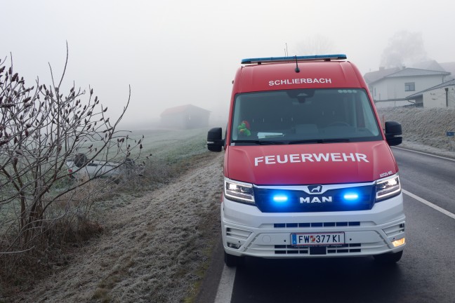 Auto�berschlag: PKW auf leicht vereister Pyhrnpass Stra�e bei Schlierbach von Stra�e abgekommen