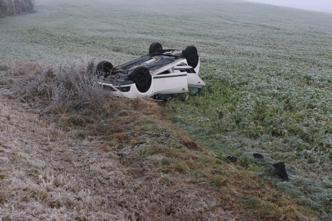 Auto�berschlag: PKW auf leicht vereister Pyhrnpass Stra�e bei Schlierbach von Stra�e abgekommen