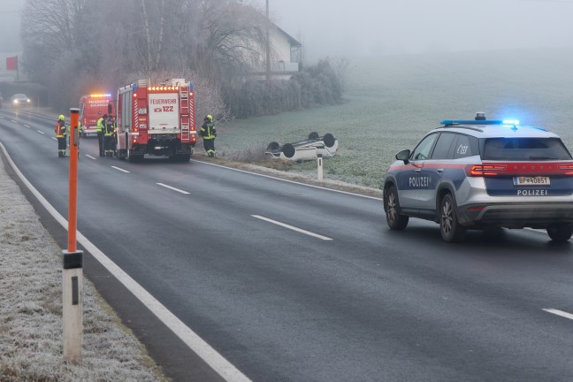 Auto�berschlag: PKW auf leicht vereister Pyhrnpass Stra�e bei Schlierbach von Stra�e abgekommen