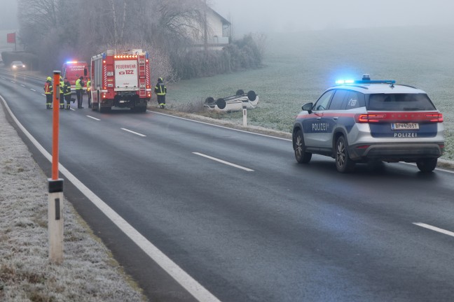Auto�berschlag: PKW auf leicht vereister Pyhrnpass Stra�e bei Schlierbach von Stra�e abgekommen