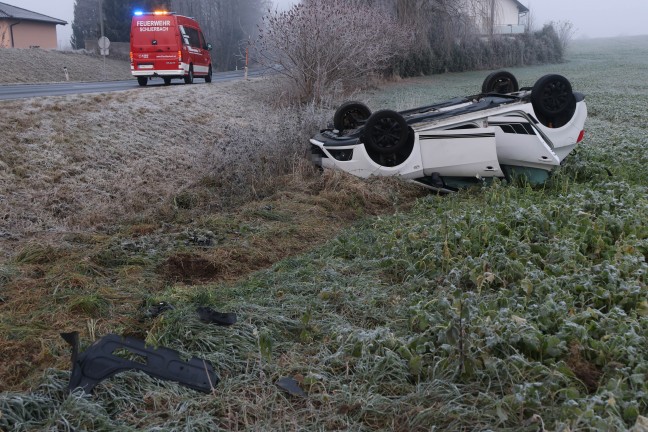Auto�berschlag: PKW auf leicht vereister Pyhrnpass Stra�e bei Schlierbach von Stra�e abgekommen