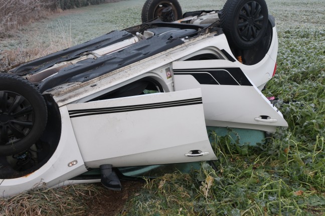 Auto�berschlag: PKW auf leicht vereister Pyhrnpass Stra�e bei Schlierbach von Stra�e abgekommen