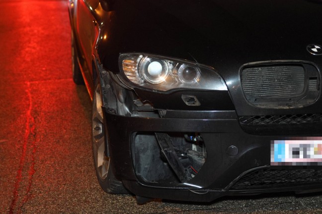 Personenrettung nach Crash: Zwei Verletzte bei Verkehrsunfall auf einer Kreuzung in Wels-Lichtenegg