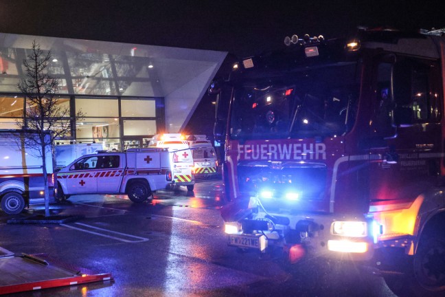 Reanimation, Frau verletzt: Transporter schiebt Auto in Wels-Vogelweide durch Gesch�ftsfassade