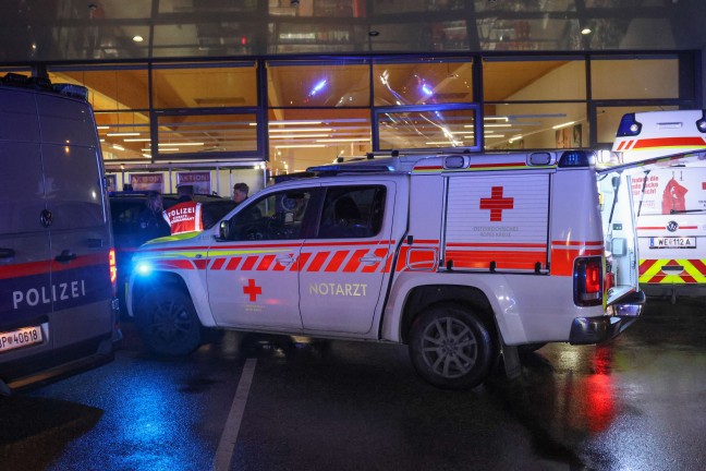 Reanimation, Frau verletzt: Transporter schiebt Auto in Wels-Vogelweide durch Gesch�ftsfassade