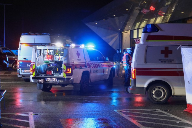 Reanimation, Frau verletzt: Transporter schiebt Auto in Wels-Vogelweide durch Gesch�ftsfassade