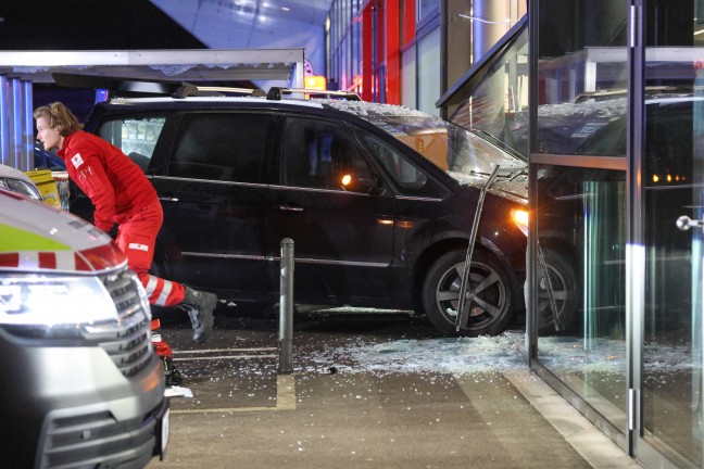Reanimation, Frau verletzt: Transporter schiebt Auto in Wels-Vogelweide durch Gesch�ftsfassade