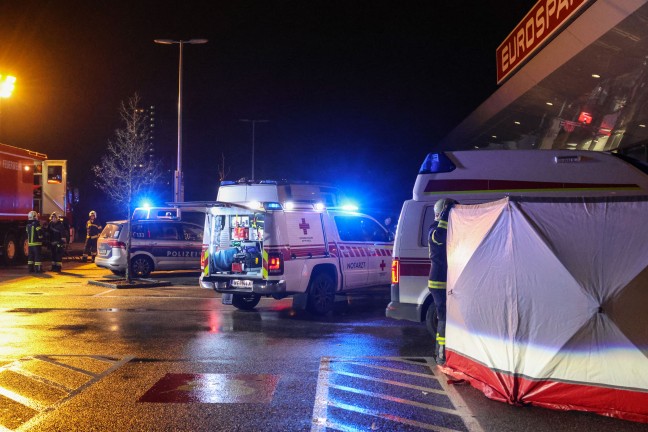 Reanimation, Frau verletzt: Transporter schiebt Auto in Wels-Vogelweide durch Gesch�ftsfassade