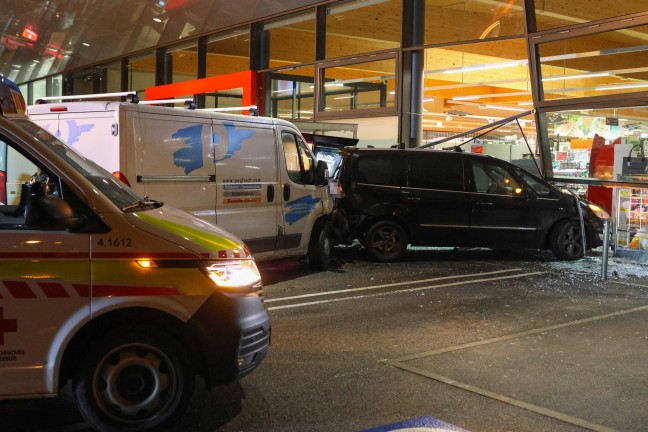 Reanimation, Frau verletzt: Transporter schiebt Auto in Wels-Vogelweide durch Gesch�ftsfassade