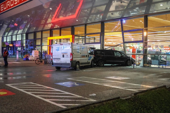 Reanimation, Frau verletzt: Transporter schiebt Auto in Wels-Vogelweide durch Gesch�ftsfassade