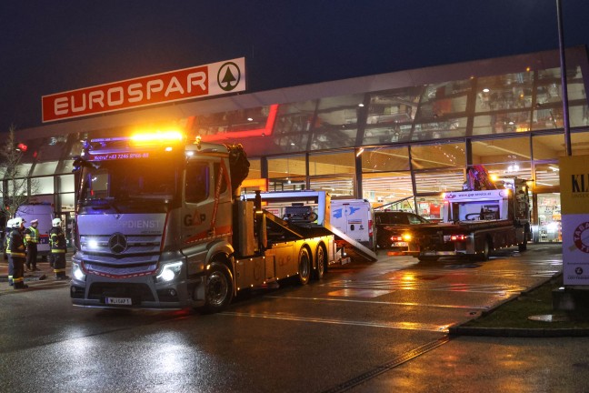 Reanimation, Frau verletzt: Transporter schiebt Auto in Wels-Vogelweide durch Gesch�ftsfassade