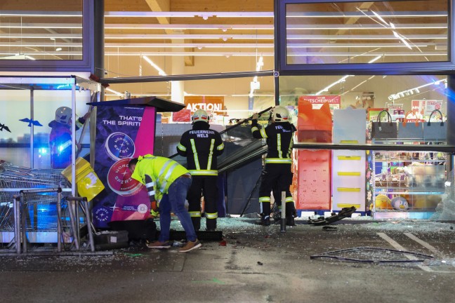 Reanimation, Frau verletzt: Transporter schiebt Auto in Wels-Vogelweide durch Gesch�ftsfassade