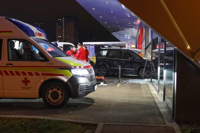 Reanimation, Frau verletzt: Transporter schiebt Auto in Wels-Vogelweide durch Gesch�ftsfassade