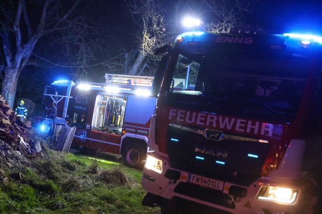 Zwei Feuerwehren bei Brand im Heizraum eines landwirtschaftlichen Geb�udes in Enns im Einsatz