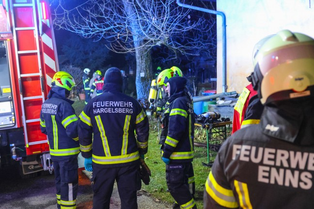 Zwei Feuerwehren bei Brand im Heizraum eines landwirtschaftlichen Geb�udes in Enns im Einsatz