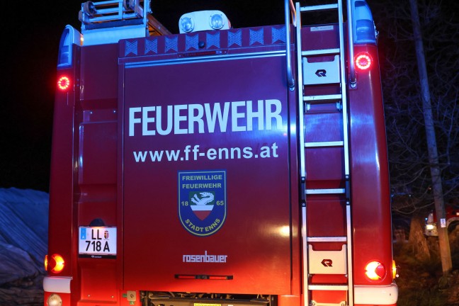 Zwei Feuerwehren bei Brand im Heizraum eines landwirtschaftlichen Geb�udes in Enns im Einsatz