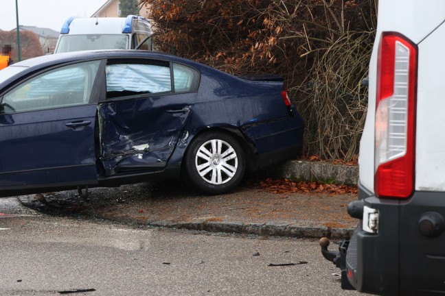 Ein Verletzter bei Kreuzungscrash zwischen Transporter und Auto in Wels-Pernau
