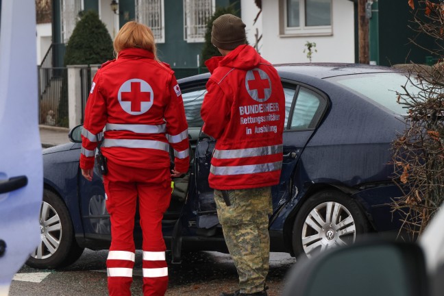 Ein Verletzter bei Kreuzungscrash zwischen Transporter und Auto in Wels-Pernau