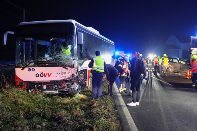 Auto gegen Linienbus: Zwei Schwerverletzte bei Frontalkollision auf Eferdinger Stra�e in Alkoven