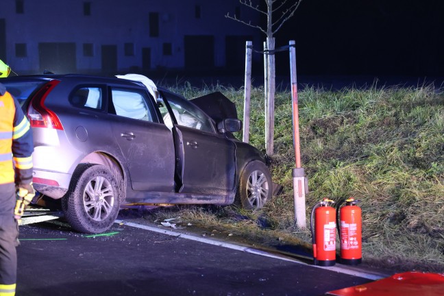 Auto gegen Linienbus: Zwei Schwerverletzte bei Frontalkollision auf Eferdinger Stra�e in Alkoven
