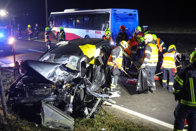 Auto gegen Linienbus: Zwei Schwerverletzte bei Frontalkollision auf Eferdinger Stra�e in Alkoven