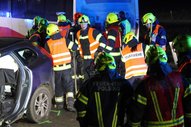 Auto gegen Linienbus: Zwei Schwerverletzte bei Frontalkollision auf Eferdinger Stra�e in Alkoven