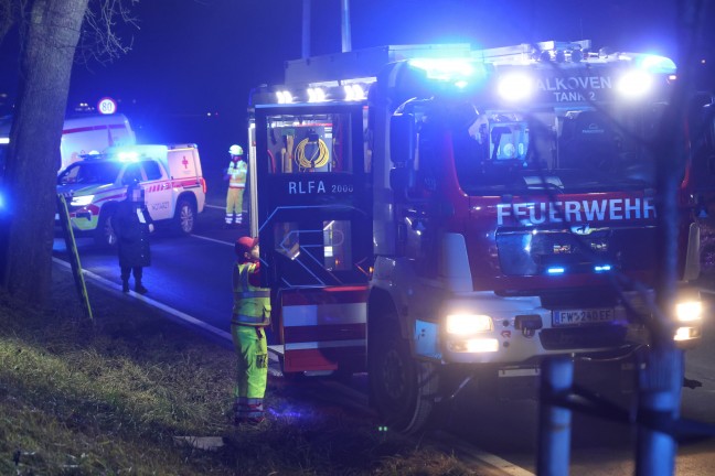 Auto gegen Linienbus: Zwei Schwerverletzte bei Frontalkollision auf Eferdinger Stra�e in Alkoven