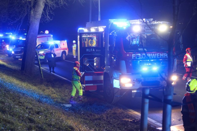 Auto gegen Linienbus: Zwei Schwerverletzte bei Frontalkollision auf Eferdinger Stra�e in Alkoven