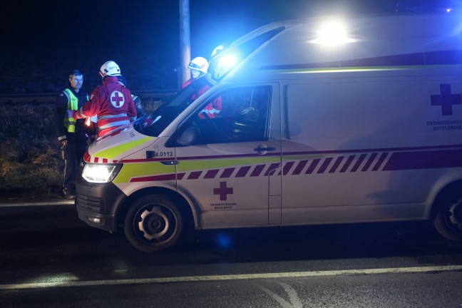 Auto gegen Linienbus: Zwei Schwerverletzte bei Frontalkollision auf Eferdinger Stra�e in Alkoven