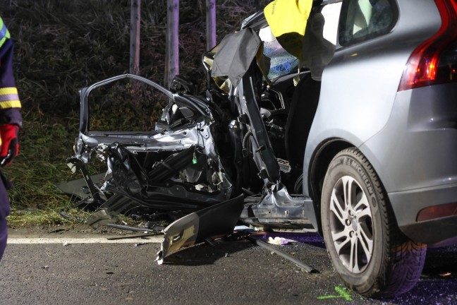 Auto gegen Linienbus: Zwei Schwerverletzte bei Frontalkollision auf Eferdinger Stra�e in Alkoven