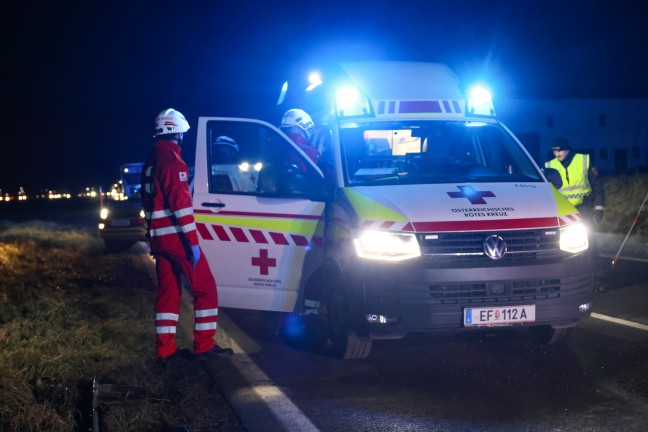 Auto gegen Linienbus: Zwei Schwerverletzte bei Frontalkollision auf Eferdinger Stra�e in Alkoven