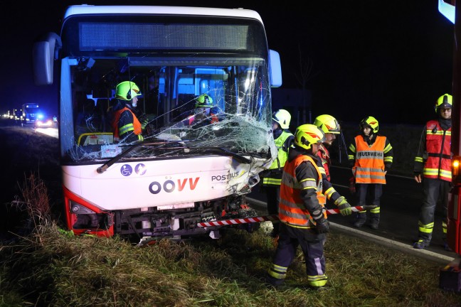 Auto gegen Linienbus: Zwei Schwerverletzte bei Frontalkollision auf Eferdinger Stra�e in Alkoven