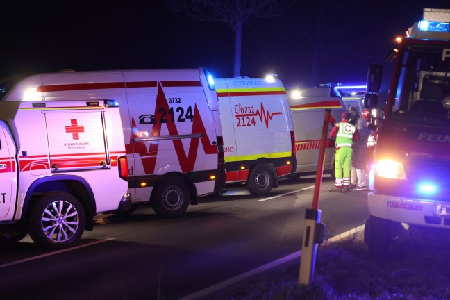 Auto gegen Linienbus: Zwei Schwerverletzte bei Frontalkollision auf Eferdinger Stra�e in Alkoven