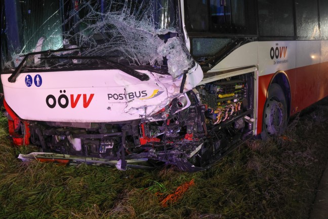 Auto gegen Linienbus: Zwei Schwerverletzte bei Frontalkollision auf Eferdinger Stra�e in Alkoven