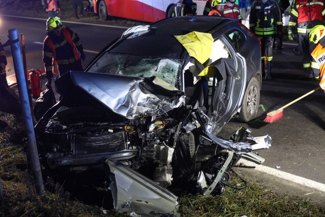 T�dlicher Verkehrsunfall: Autolenker (70) erlag nach schwerem Crash mit Linienbus seinen Verletzungen