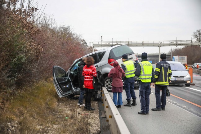 Spektakul�rer Unfall: Auto hing nach Unfall auf Welser Autobahn bei Marchtrenk auf der Leitwand