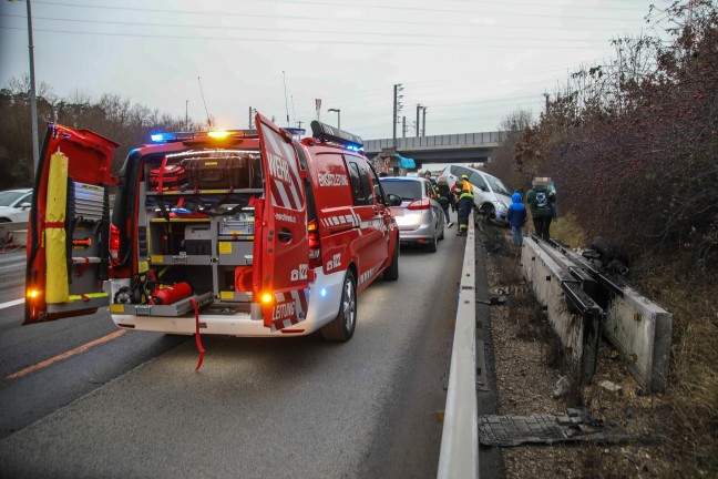 Spektakul�rer Unfall: Auto hing nach Unfall auf Welser Autobahn bei Marchtrenk auf der Leitwand