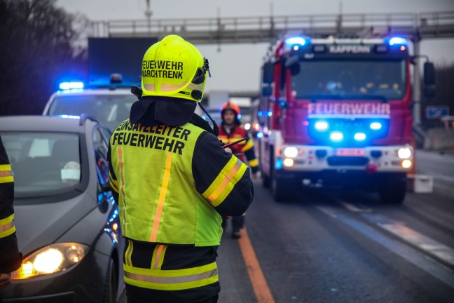 Spektakul�rer Unfall: Auto hing nach Unfall auf Welser Autobahn bei Marchtrenk auf der Leitwand