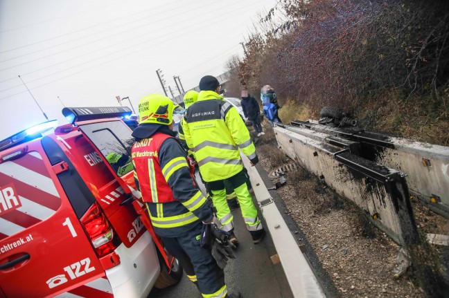 Spektakul�rer Unfall: Auto hing nach Unfall auf Welser Autobahn bei Marchtrenk auf der Leitwand