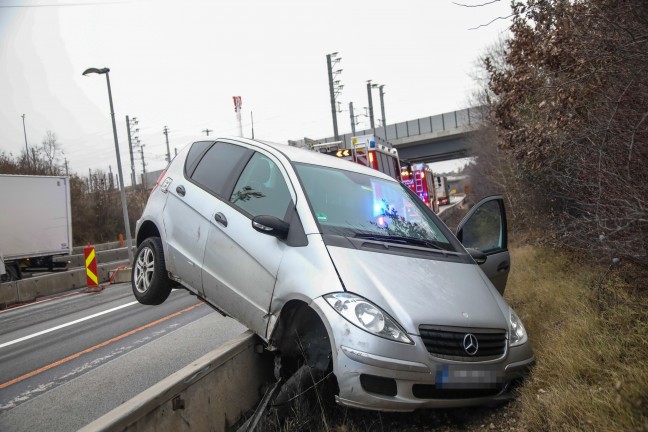 Spektakul�rer Unfall: Auto hing nach Unfall auf Welser Autobahn bei Marchtrenk auf der Leitwand