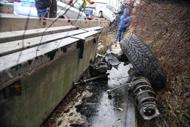 Spektakul�rer Unfall: Auto hing nach Unfall auf Welser Autobahn bei Marchtrenk auf der Leitwand