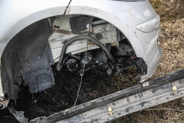 Spektakul�rer Unfall: Auto hing nach Unfall auf Welser Autobahn bei Marchtrenk auf der Leitwand