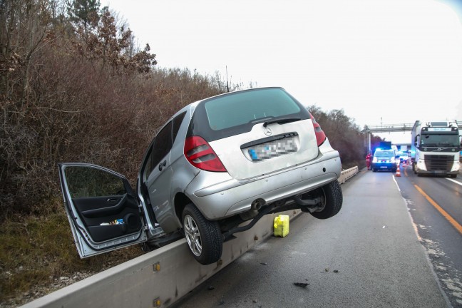 Spektakul�rer Unfall: Auto hing nach Unfall auf Welser Autobahn bei Marchtrenk auf der Leitwand