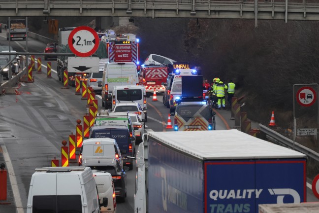 Spektakul�rer Unfall: Auto hing nach Unfall auf Welser Autobahn bei Marchtrenk auf der Leitwand