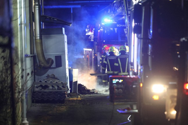 Drei Feuerwehren bei Brand bei einem Tischlereibetrieb in Scharnstein im Einsatz