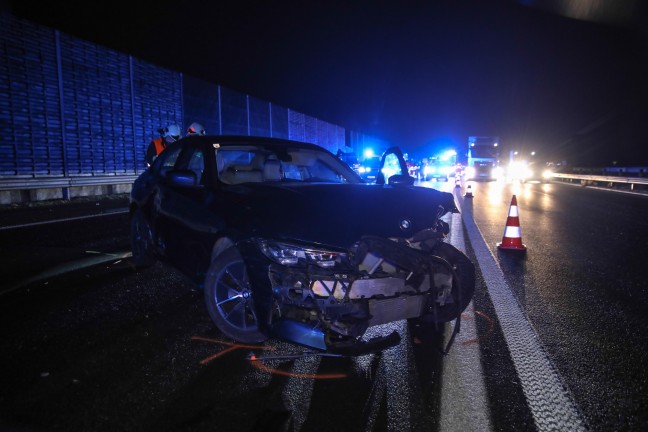 Kleintransporter nach Crash mit PKW auf Innkreisautobahn in Wels-Oberthan regelrecht aufgerissen