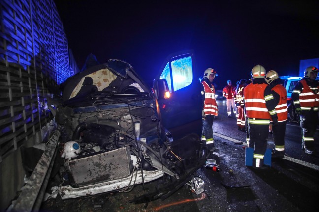Kleintransporter nach Crash mit PKW auf Innkreisautobahn in Wels-Oberthan regelrecht aufgerissen