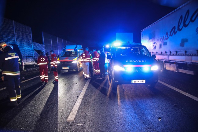 Kleintransporter nach Crash mit PKW auf Innkreisautobahn in Wels-Oberthan regelrecht aufgerissen