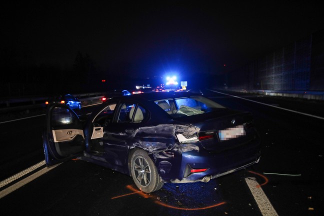 Kleintransporter nach Crash mit PKW auf Innkreisautobahn in Wels-Oberthan regelrecht aufgerissen