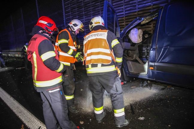 Kleintransporter nach Crash mit PKW auf Innkreisautobahn in Wels-Oberthan regelrecht aufgerissen